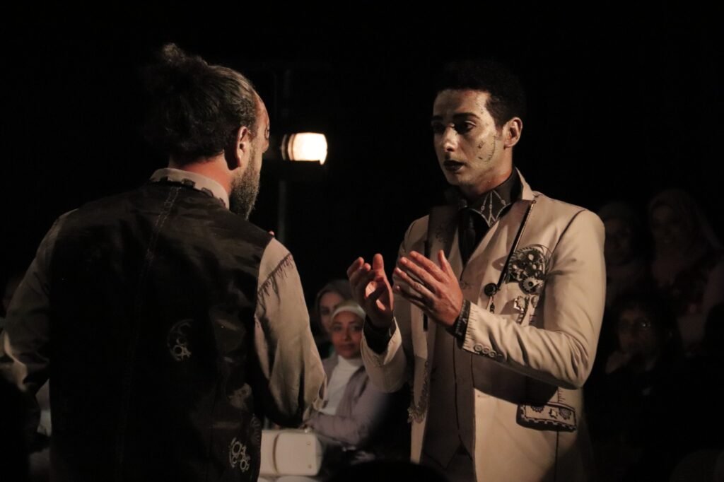 مسرحية حيث لا يراني أحد (13)